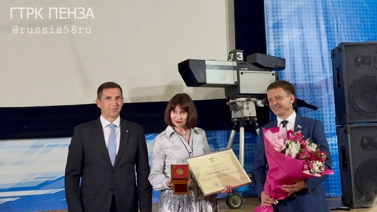 Глава Пензы Олег Денисов и председатель Пензенской городской Думы Сергей Васянин поздравили директора ГТРК «Пенза» Оксану Чубарь с юбилеем Глава Пензы Олег Денисов и председатель Пензенской городской Думы Сергей Васянин поздравили директора ГТРК «Пенза» Оксану Чубарь с юбилеем