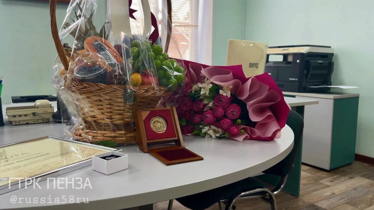 Глава Пензы Олег Денисов и председатель Пензенской городской Думы Сергей Васянин поздравили директора ГТРК «Пенза» Оксану Чубарь с юбилеем Глава Пензы Олег Денисов и председатель Пензенской городской Думы Сергей Васянин поздравили директора ГТРК «Пенза» Оксану Чубарь с юбилеем