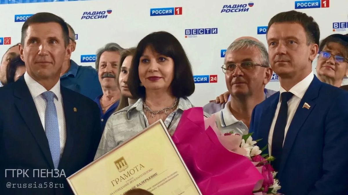 Глава Пензы Олег Денисов и председатель Пензенской городской Думы Сергей Васянин поздравили директора ГТРК «Пенза» Оксану Чубарь с юбилеем Глава Пензы Олег Денисов и председатель Пензенской городской Думы Сергей Васянин поздравили директора ГТРК «Пенза» Оксану Чубарь с юбилеем
