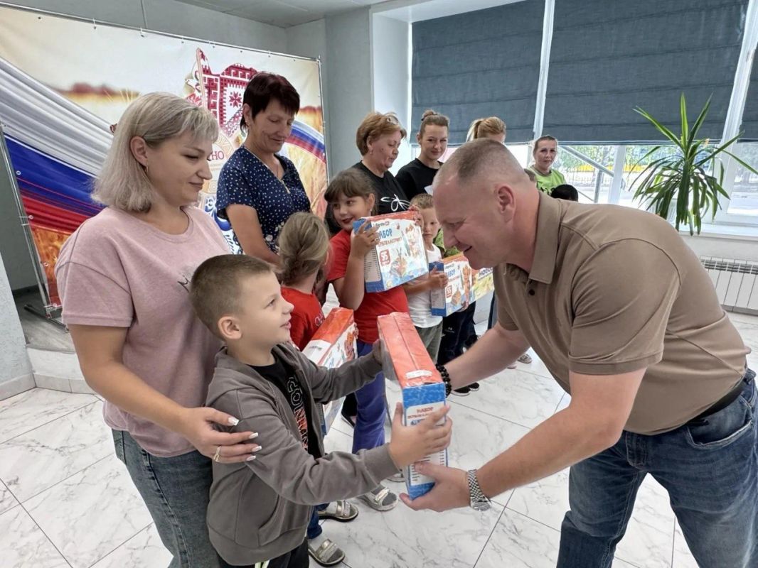 Иван Николаев вручил наборы будущим первоклассникам Лунинского района