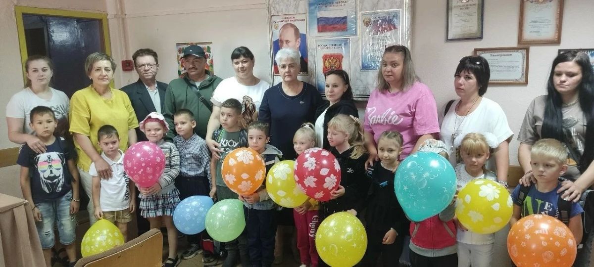 Людмила Глухова вручила будущим первоклассникам Каменского района школьные наборы Людмила Глухова вручила будущим первоклассникам Каменского района школьные наборы