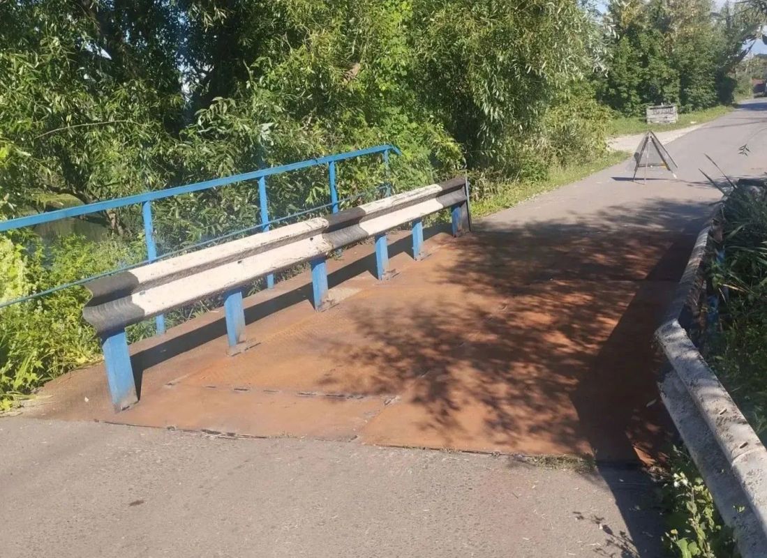Олег Денисов: В конце июля в микрорайоне Маяк во время утреннего обхода обратил внимание сотрудников Пензавтодора на «уставшие» перила пешеходного моста на улице Фестивальной Олег Денисов: В конце июля в микрорайоне Маяк во время утреннего обхода обратил внимание сотрудников Пензавтодора на «уставшие» перила пешеходного моста на улице Фестивальной