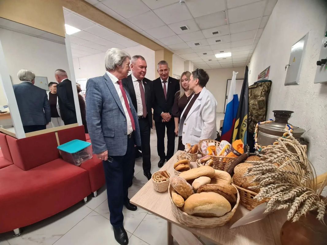 Ильдар Акчурин поздравил педагогов Кузнецкого района Ильдар Акчурин поздравил педагогов Кузнецкого района