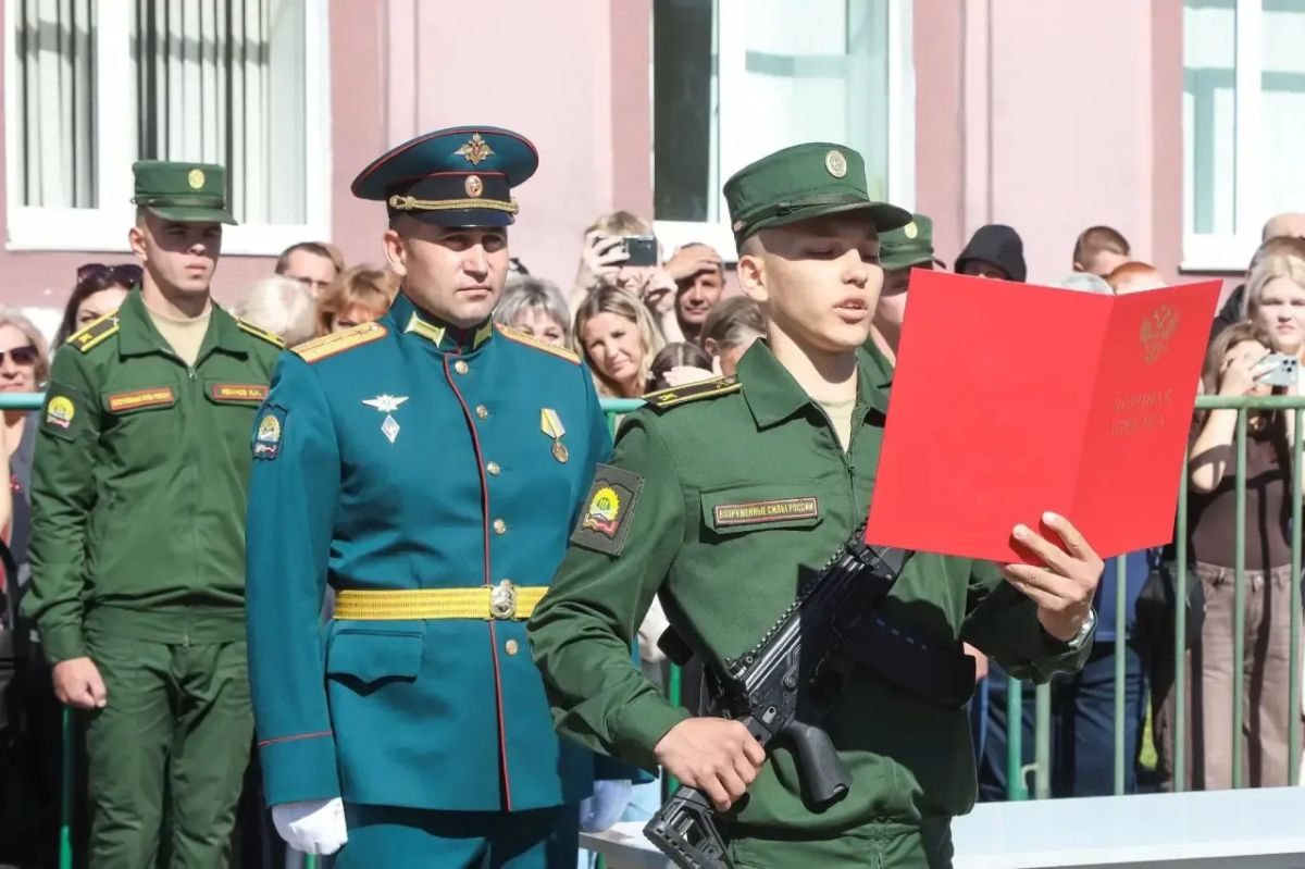 Олег Мельниченко: В Год единства народов России, объявленный Президентом Владимиром Владимировичем Путиным, военную присягу в ПАИИ приняли представители 37 регионов РФ. В одном строю — башкиры, татары, русские, мордва... Олег Мельниченко: В Год единства народов России, объявленный Президентом Владимиром Владимировичем Путиным, военную присягу в ПАИИ приняли представители 37 регионов РФ. В одном строю — башкиры, татары, русские, мордва...