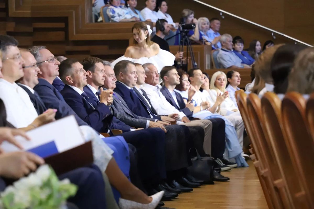 Валерий Лидин поздравил сотрудников компании «Ван Слад» с юбилеем предприятия Валерий Лидин поздравил сотрудников компании «Ван Слад» с юбилеем предприятия