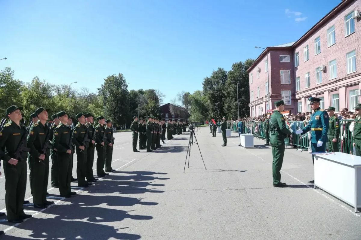 Олег Мельниченко: В Год единства народов России, объявленный Президентом Владимиром Владимировичем Путиным, военную присягу в ПАИИ приняли представители 37 регионов РФ. В одном строю — башкиры, татары, русские, мордва... Олег Мельниченко: В Год единства народов России, объявленный Президентом Владимиром Владимировичем Путиным, военную присягу в ПАИИ приняли представители 37 регионов РФ. В одном строю — башкиры, татары, русские, мордва...