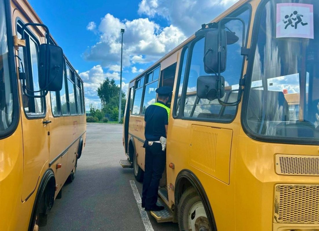 Перед началом учебного годасотрудники Госавтоинспекции Нижнеломовского района проверили готовность школьных автобусов к перевозке детей Перед началом учебного годасотрудники Госавтоинспекции Нижнеломовского района проверили готовность школьных автобусов к перевозке детей