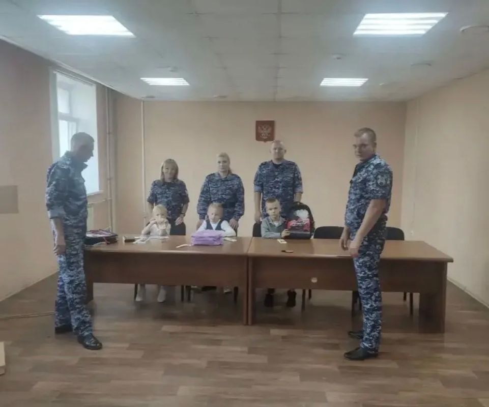 В Пензенской области росгвардейцы вручили будущим первоклассникам школьные рюкзаки к 1 сентября В Пензенской области росгвардейцы вручили будущим первоклассникам школьные рюкзаки к 1 сентября