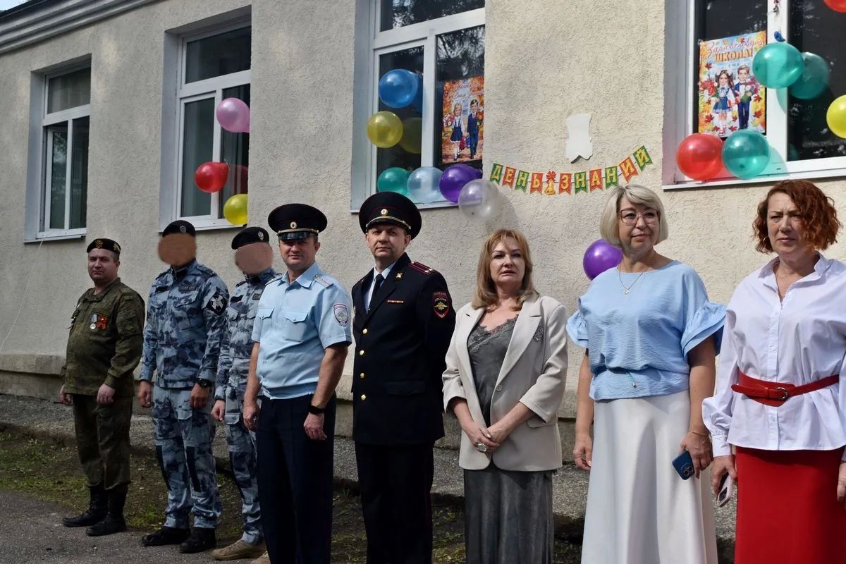 Руководители линейного отдела и общественники поздравили первоклассников школы-интерната с Днём знаний Руководители линейного отдела и общественники поздравили первоклассников школы-интерната с Днём знаний
