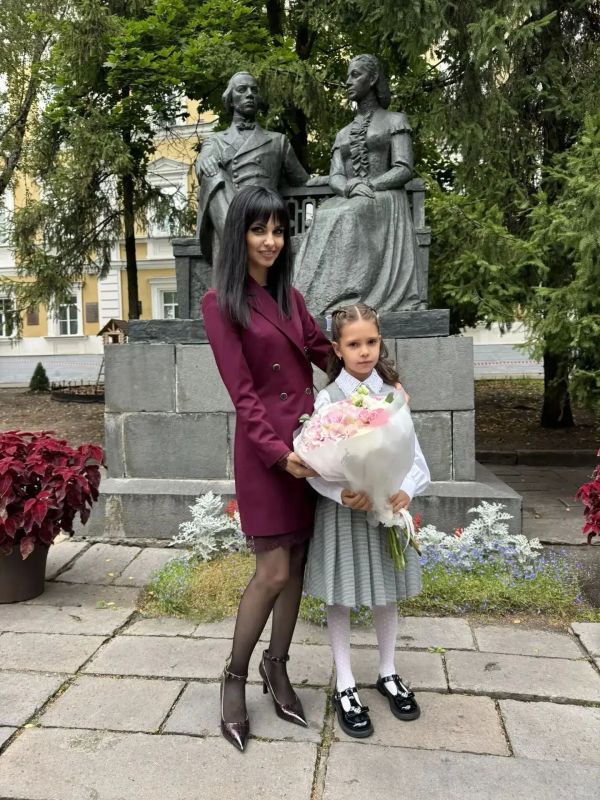 1 сентября-это всегда особый праздник! Он наполнен вниманием и надеждой,радостью общения с друзьями,светлыми и добрыми чувствами.Сегодня для кого-то звенит очередей школьный звонок,а для кого-то первый.Сегодня секретарь ТИК...