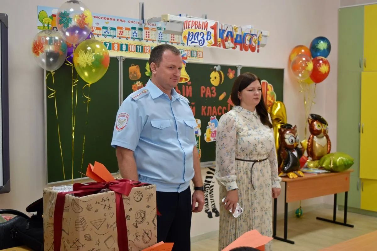 Руководители линейного отдела и общественники поздравили первоклассников школы-интерната с Днём знаний Руководители линейного отдела и общественники поздравили первоклассников школы-интерната с Днём знаний