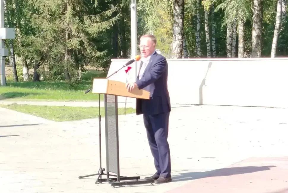 В городе Каменке в сквере Воинов-интернационалистов состоялся траурный митинг, посвященный дню солидарности в борьбе с терроризмом В городе Каменке в сквере Воинов-интернационалистов состоялся траурный митинг, посвященный дню солидарности в борьбе с терроризмом