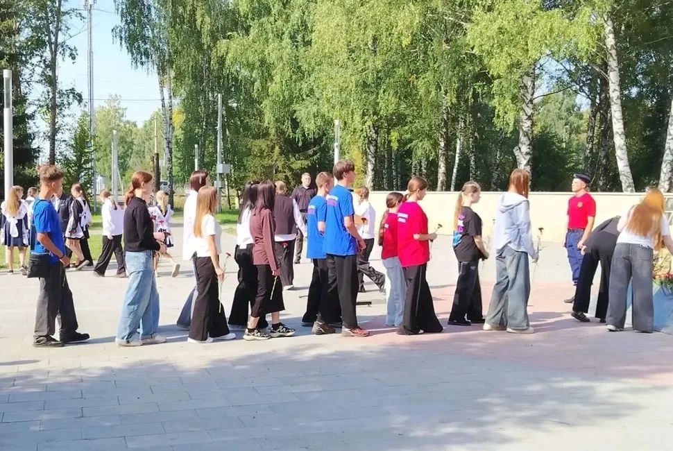В городе Каменке в сквере Воинов-интернационалистов состоялся траурный митинг, посвященный дню солидарности в борьбе с терроризмом В городе Каменке в сквере Воинов-интернационалистов состоялся траурный митинг, посвященный дню солидарности в борьбе с терроризмом