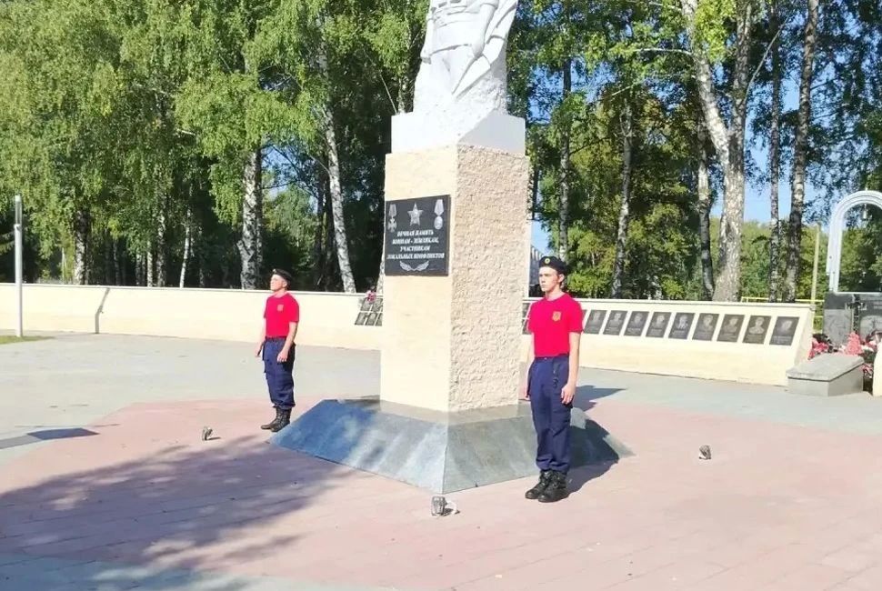 В городе Каменке в сквере Воинов-интернационалистов состоялся траурный митинг, посвященный дню солидарности в борьбе с терроризмом В городе Каменке в сквере Воинов-интернационалистов состоялся траурный митинг, посвященный дню солидарности в борьбе с терроризмом