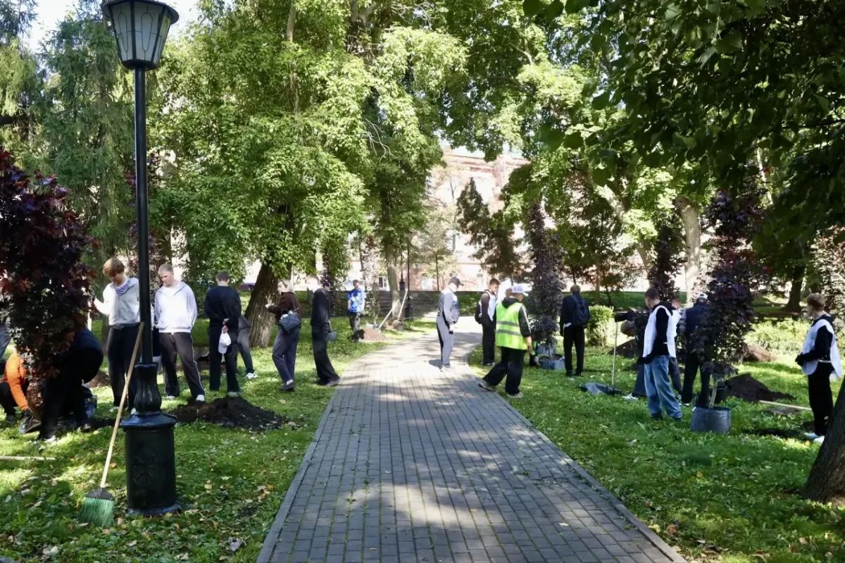 Олег Мельниченко: Дали старт осеннему этапу масштабного экологического проекта «Зеленая Пенза», в рамках которого весной высадили в нашем любимом городе 5 тысяч деревьев и кустарников Олег Мельниченко: Дали старт осеннему этапу масштабного экологического проекта «Зеленая Пенза», в рамках которого весной высадили в нашем любимом городе 5 тысяч деревьев и кустарников