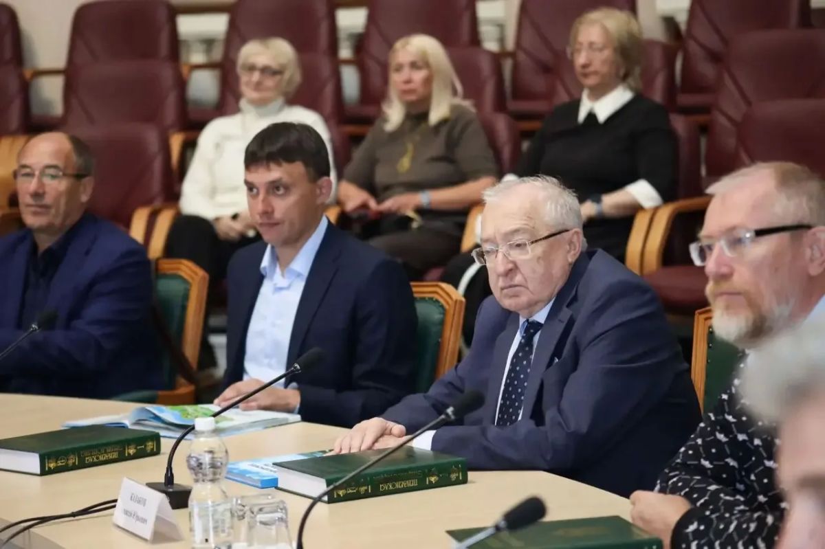 Олег Мельниченко: Представили научной и культурной общественности нашего региона два новых издания: первый том обновленной Пензенской энциклопедии и подарочный альбом «Пензенская область — сердце Русской равнины» Олег Мельниченко: Представили научной и культурной общественности нашего региона два новых издания: первый том обновленной Пензенской энциклопедии и подарочный альбом «Пензенская область — сердце Русской равнины»
