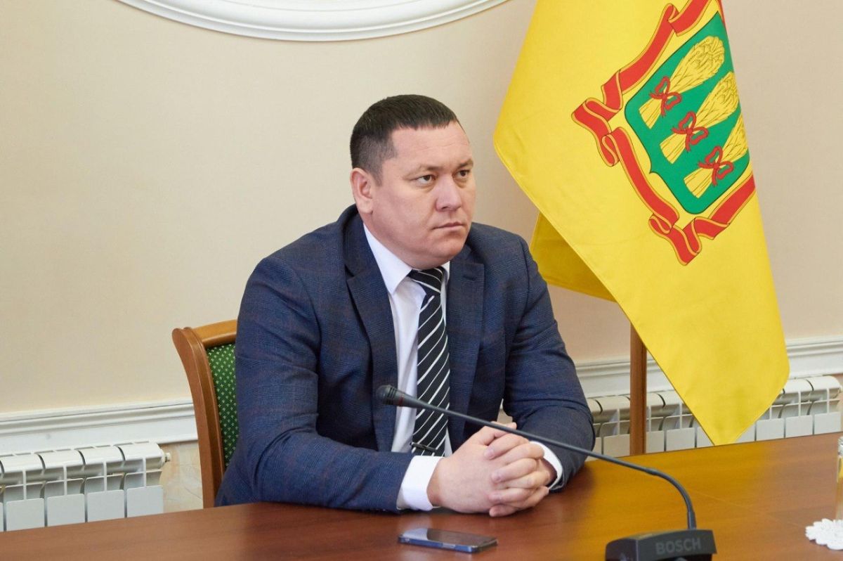 Артем Спиридонов передал школьные принадлежности в рамках благотворительной акции