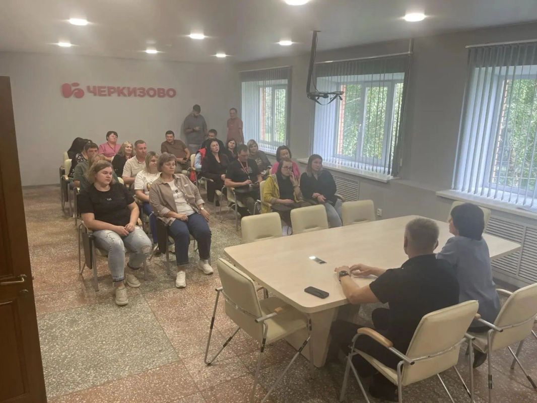 Дмитрий Петров встретился с сотрудниками АО «Васильевская птицефабрика» Дмитрий Петров встретился с сотрудниками АО «Васильевская птицефабрика»