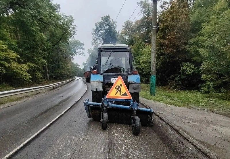 На улице Зеленодольской начали фрезеровать асфальт На улице Зеленодольской начали фрезеровать асфальт