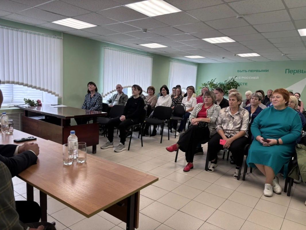 Антон Шаронов провел встречу с коллективом многопрофильного техникума «Мокшанский интернат» Антон Шаронов провел встречу с коллективом многопрофильного техникума «Мокшанский интернат»