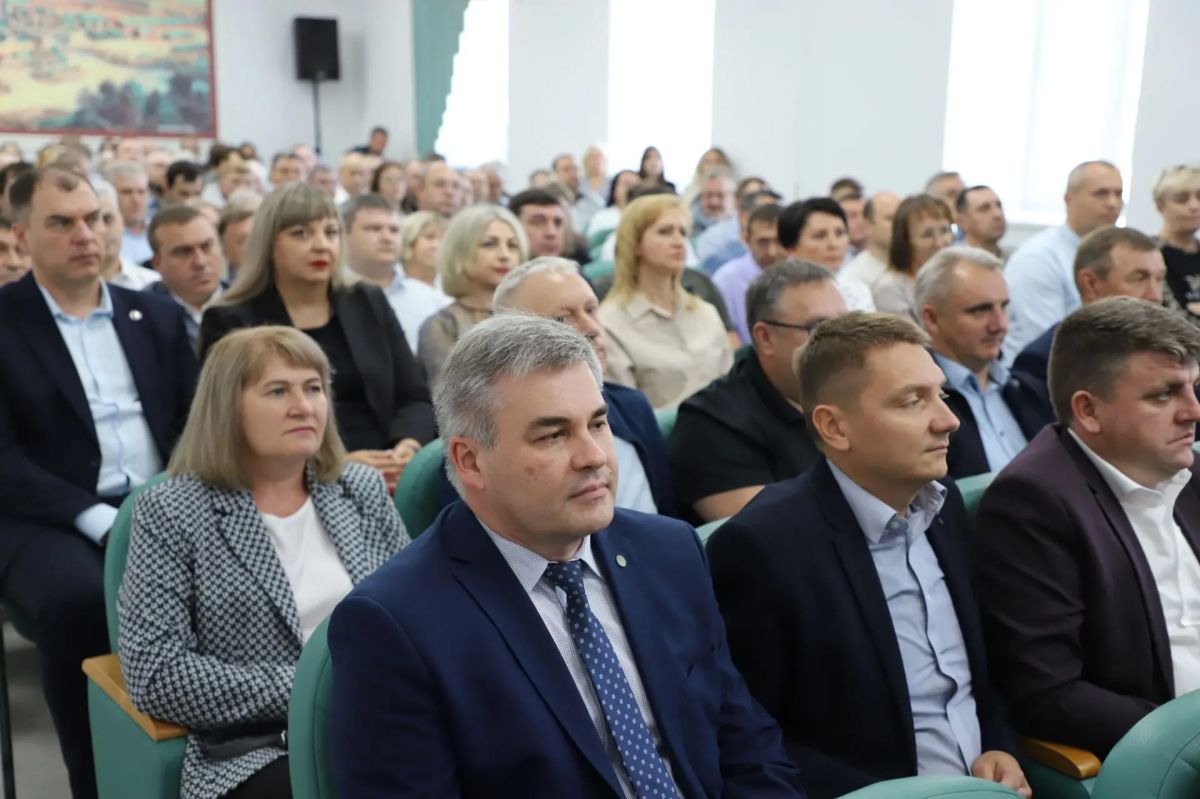 Павел Куликов вручил награды лучшим сотрудникам ОАО «Маяк» Павел Куликов вручил награды лучшим сотрудникам ОАО «Маяк»