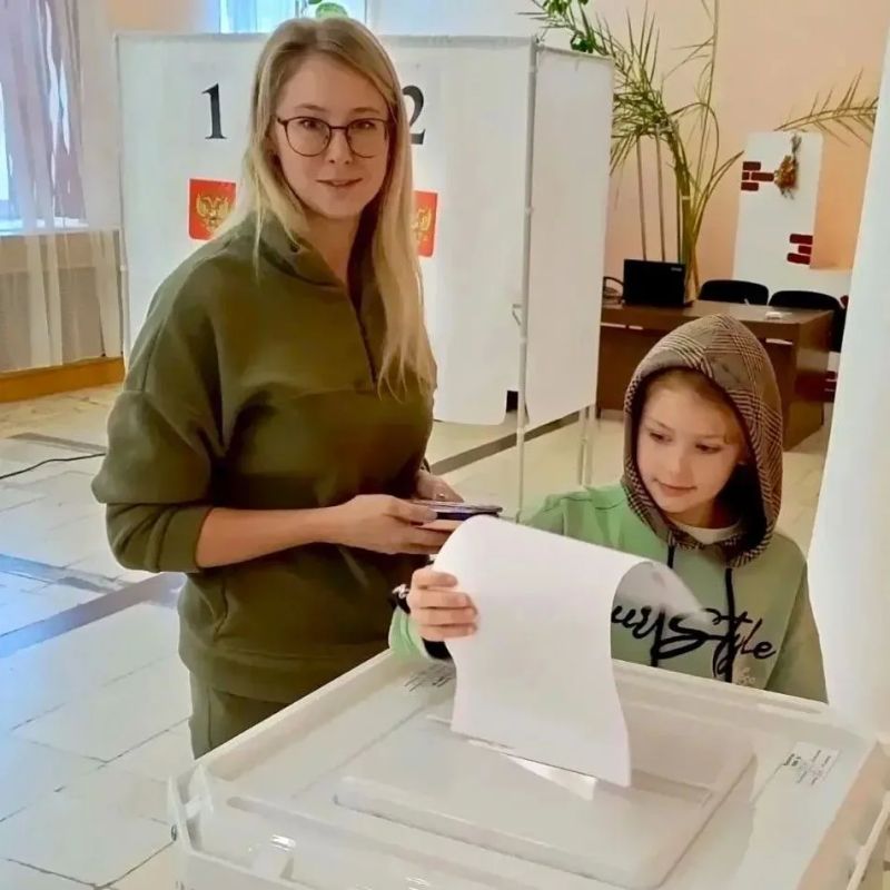 На выборы - всей семьёй!. В Пензенской области избиратели приходят на участки вместе с детьми и внуками На выборы - всей семьёй!. В Пензенской области избиратели приходят на участки вместе с детьми и внуками