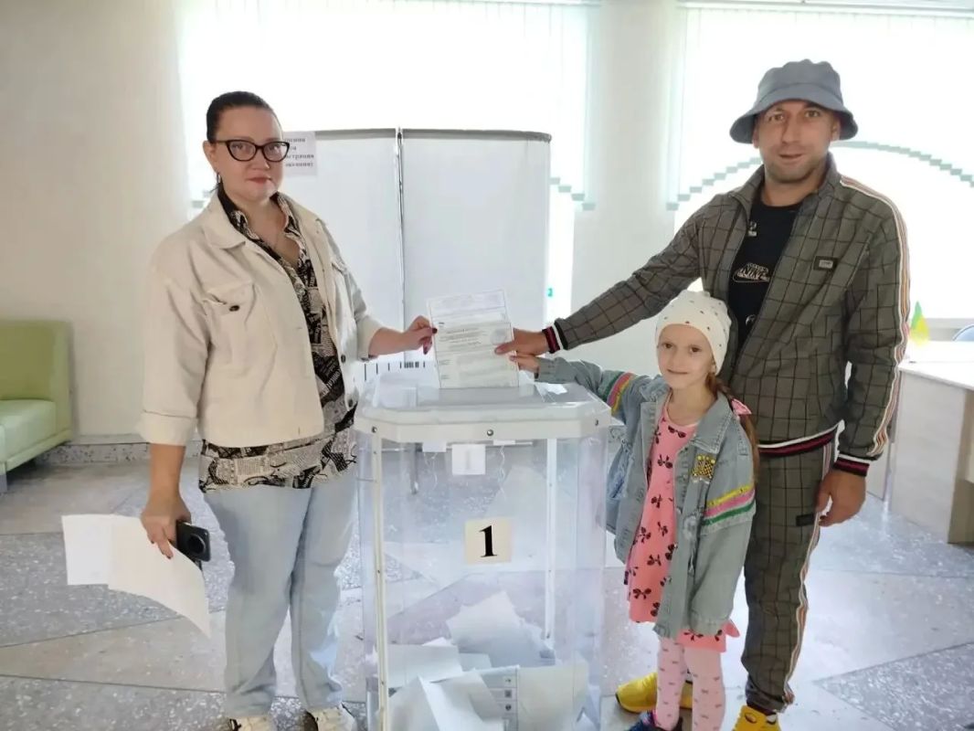 На выборы - всей семьёй!. В Пензенской области избиратели приходят на участки вместе с детьми и внуками На выборы - всей семьёй!. В Пензенской области избиратели приходят на участки вместе с детьми и внуками