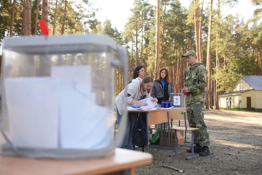 Бойцы отряда «Тигр» и ребята из ДНР поучаствовали в выездном голосовании Бойцы отряда «Тигр» и ребята из ДНР поучаствовали в выездном голосовании