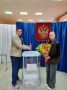 На избирательном участке - предложение руки и сердца!
