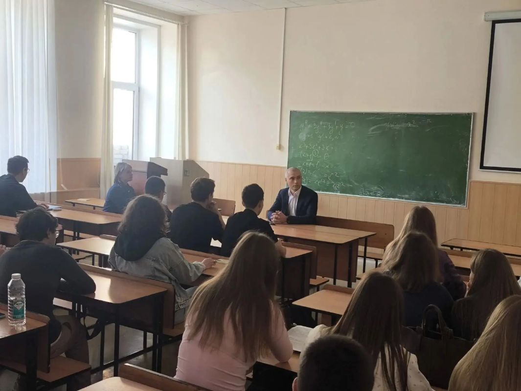 Сотрудник следственного управления и ветеран следствия встретились со студентами юридического института Сотрудник следственного управления и ветеран следствия встретились со студентами юридического института