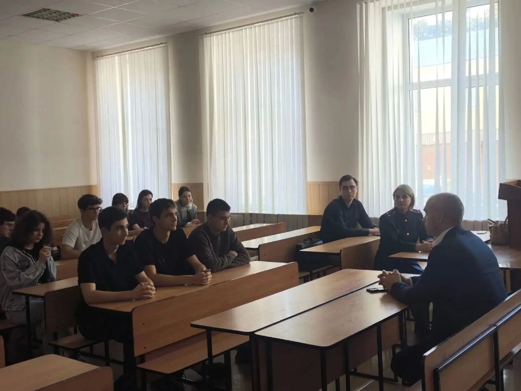 Сотрудник следственного управления и ветеран следствия встретились со студентами юридического института Сотрудник следственного управления и ветеран следствия встретились со студентами юридического института