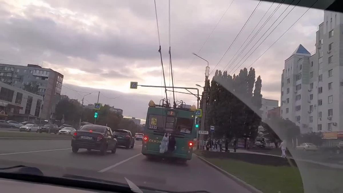Вечером во вторник, 23 сентября, в Пензе двое подростков прокатились по проспекту Строителей, прицепившись к задней части троллейбуса № 7