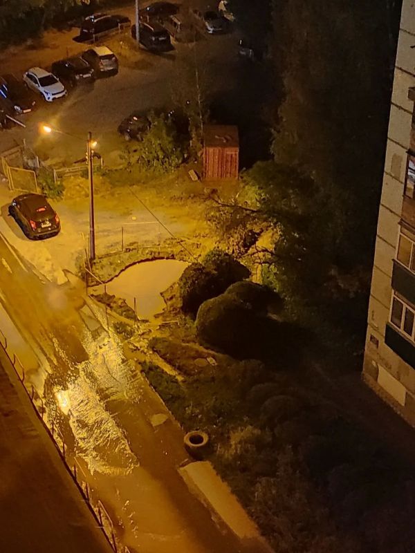 На Окружной нескучно. Подрядчики вели коммуникации возле школы № 32 на Воронова, повредили трубу и быстренько покинули место происшествия На Окружной нескучно. Подрядчики вели коммуникации возле школы № 32 на Воронова, повредили трубу и быстренько покинули место происшествия