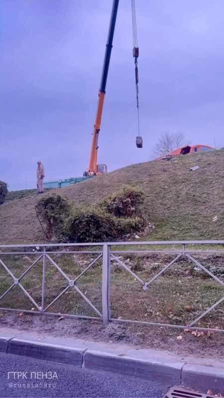 В Пензе идут ремонтные работы по восстановлению лестницы на улице 8 Марта В Пензе идут ремонтные работы по восстановлению лестницы на улице 8 Марта