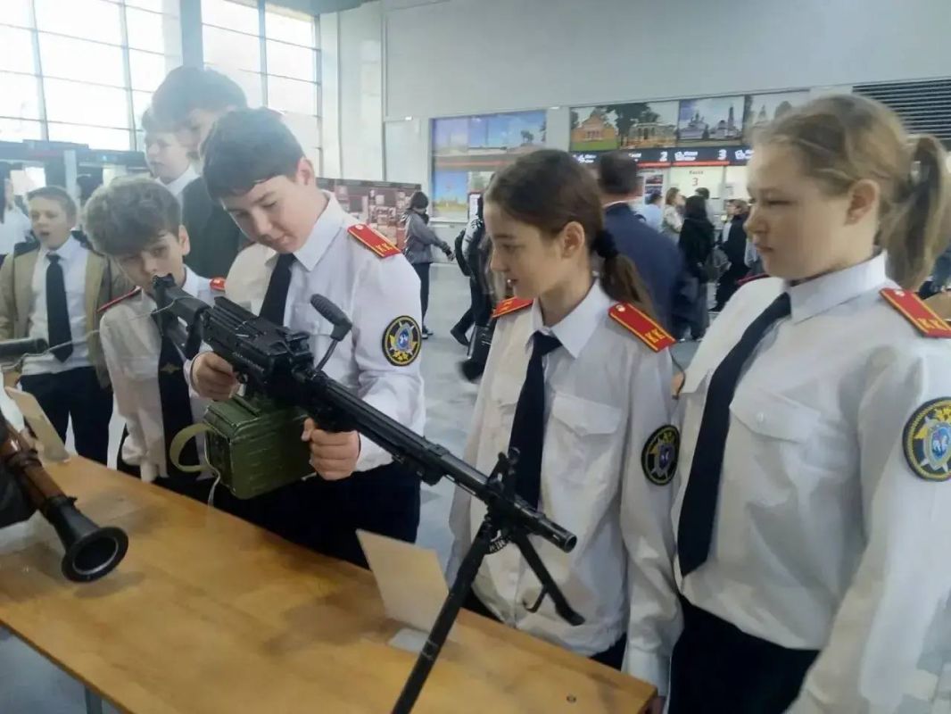 Сотрудники следственного управления СК России по Пензенской области организовали для кадет культурно-патриотическую экскурсию Сотрудники следственного управления СК России по Пензенской области организовали для кадет культурно-патриотическую экскурсию