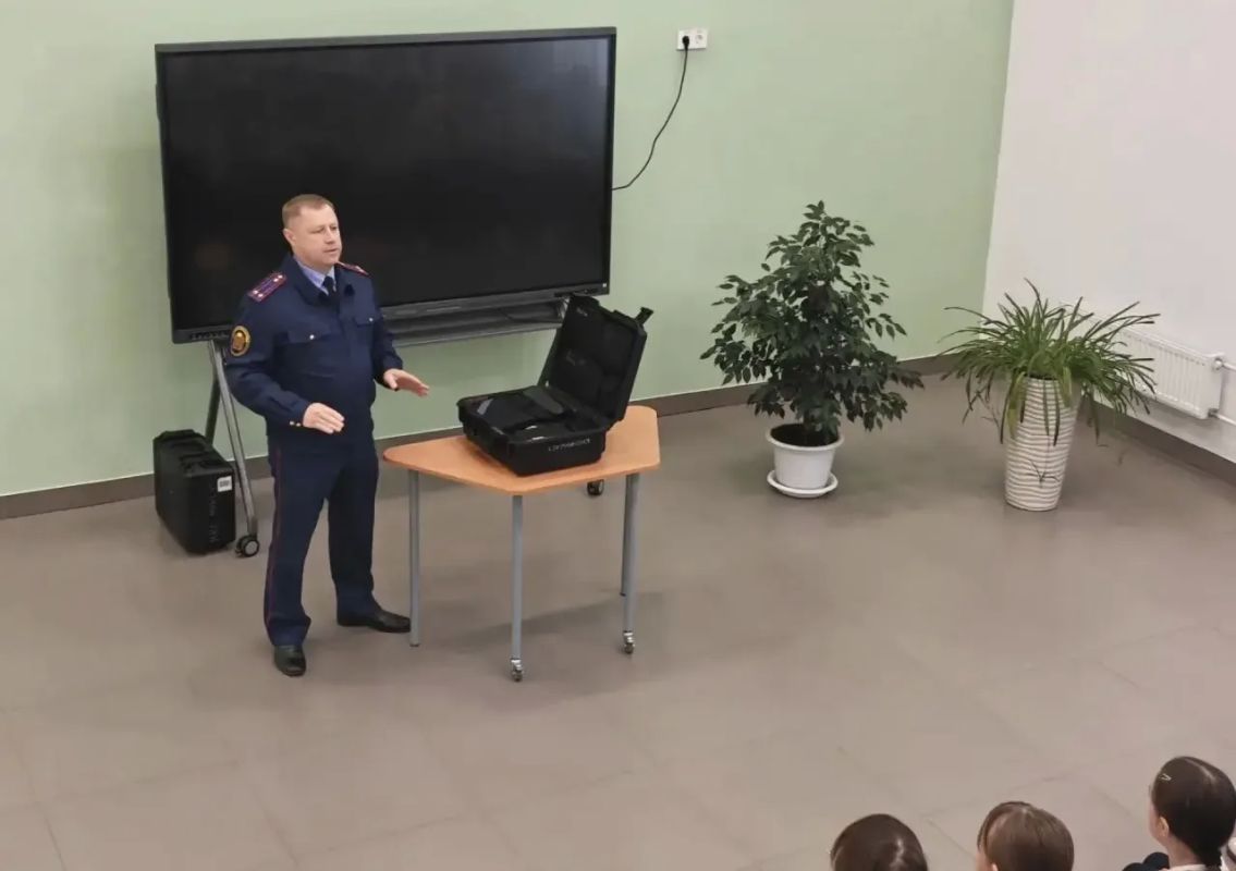 Сотрудник следственного управления СК России по Пензенской области провел с учащимися кадетского класса урок криминалистики Сотрудник следственного управления СК России по Пензенской области провел с учащимися кадетского класса урок криминалистики
