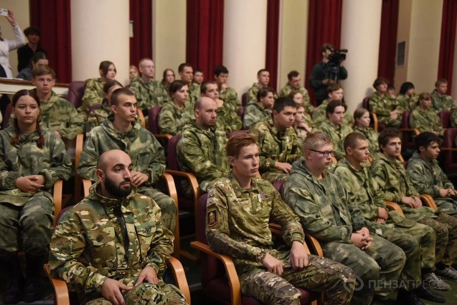 28 сентября губернатор Пензенской области Олег Мельниченко встретился с участниками вторых международных сборов молодежного отряда содействия полиции «Тигр» 28 сентября губернатор Пензенской области Олег Мельниченко встретился с участниками вторых международных сборов молодежного отряда содействия полиции «Тигр»