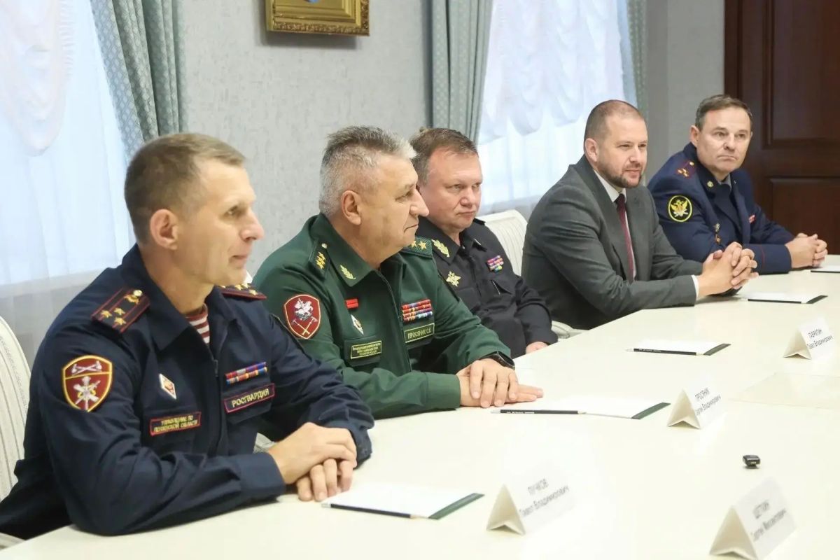 Командующий Приволжским ордена Жукова округом войск национальной гвардии генерал-полковник Сергей Просяник в ходе рабочего визита в Пензенскую область представил губернатору региона Олегу Мельниченко нового начальника... Командующий Приволжским ордена Жукова округом войск национальной гвардии генерал-полковник Сергей Просяник в ходе рабочего визита в Пензенскую область представил губернатору региона Олегу Мельниченко нового начальника...