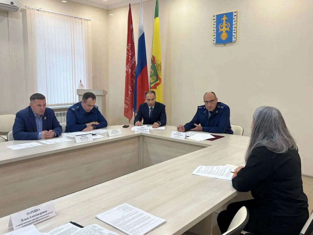 Прокурор области Дмитрий Горшков совершил рабочую поездку в Пензенский район Дмитрий Горшков совместно с Уполномоченным по правам человека в регионе Владимиром Фоминым совершили рабочую поездку в Пензенский район, где на... Прокурор области Дмитрий Горшков совершил рабочую поездку в Пензенский район Дмитрий Горшков совместно с Уполномоченным по правам человека в регионе Владимиром Фоминым совершили рабочую поездку в Пензенский район, где на...