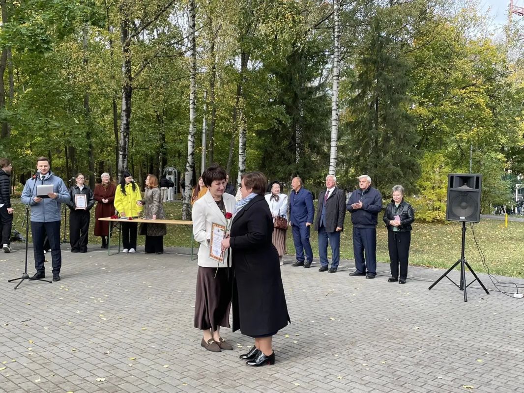 В преддверии Дня учителя в Учительском сквере областного центра состоялась торжественная церемония вручения свидетельств о занесении лучших педагогов региона в Галерею педагогической славы Пензенской области В преддверии Дня учителя в Учительском сквере областного центра состоялась торжественная церемония вручения свидетельств о занесении лучших педагогов региона в Галерею педагогической славы Пензенской области
