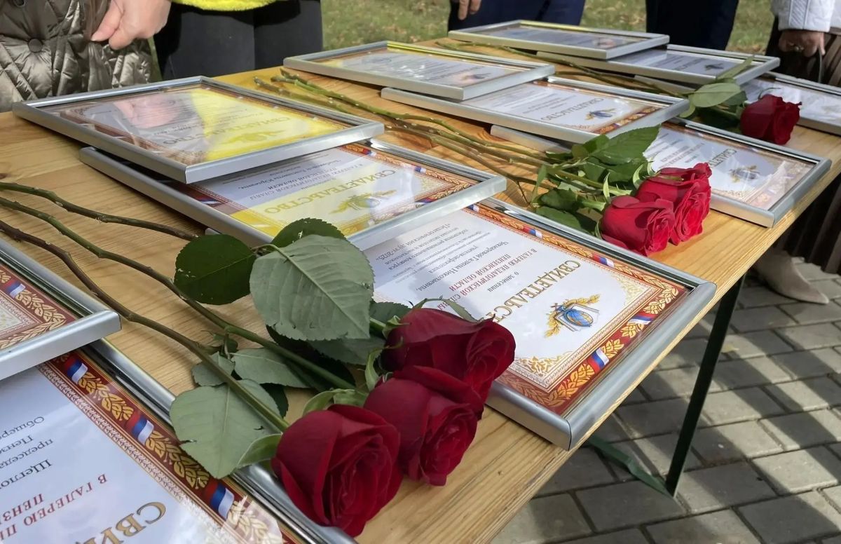 В преддверии Дня учителя в Учительском сквере областного центра состоялась торжественная церемония вручения свидетельств о занесении лучших педагогов региона в Галерею педагогической славы Пензенской области В преддверии Дня учителя в Учительском сквере областного центра состоялась торжественная церемония вручения свидетельств о занесении лучших педагогов региона в Галерею педагогической славы Пензенской области