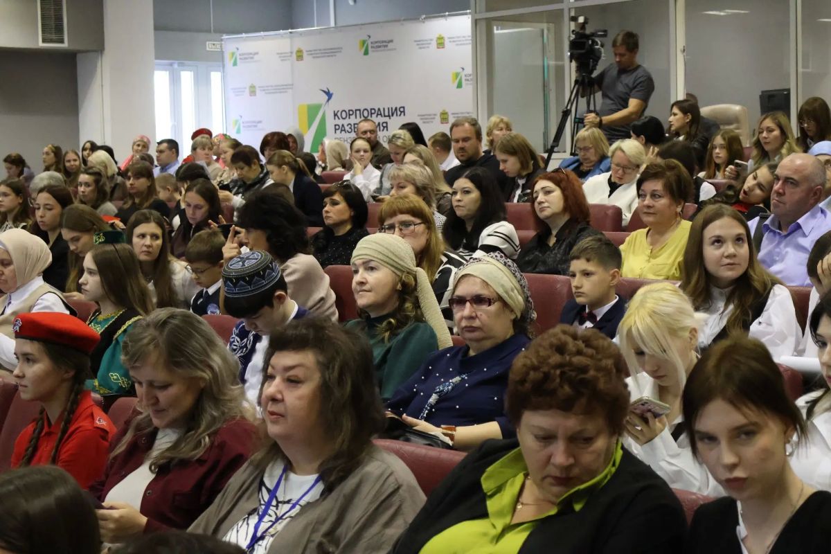 На базе ГАУ ПО «Центр опережающей профессиональной подготовки» состоялась III межрегиональная научно-практическая конференция «Профдинастии», которая завершила программу регионального профориентационного форума «Россия – мои... На базе ГАУ ПО «Центр опережающей профессиональной подготовки» состоялась III межрегиональная научно-практическая конференция «Профдинастии», которая завершила программу регионального профориентационного форума «Россия – мои...