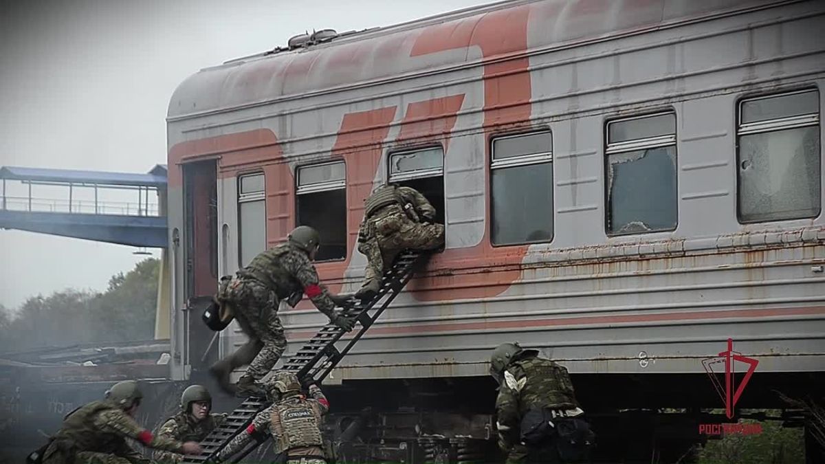 Сотрудники ОМОН «Страж» и СОБР «Агат» Управления Росгвардии по Пензенской области приняли участие в антитеррористическом учении под руководством Оперативного штаба региона