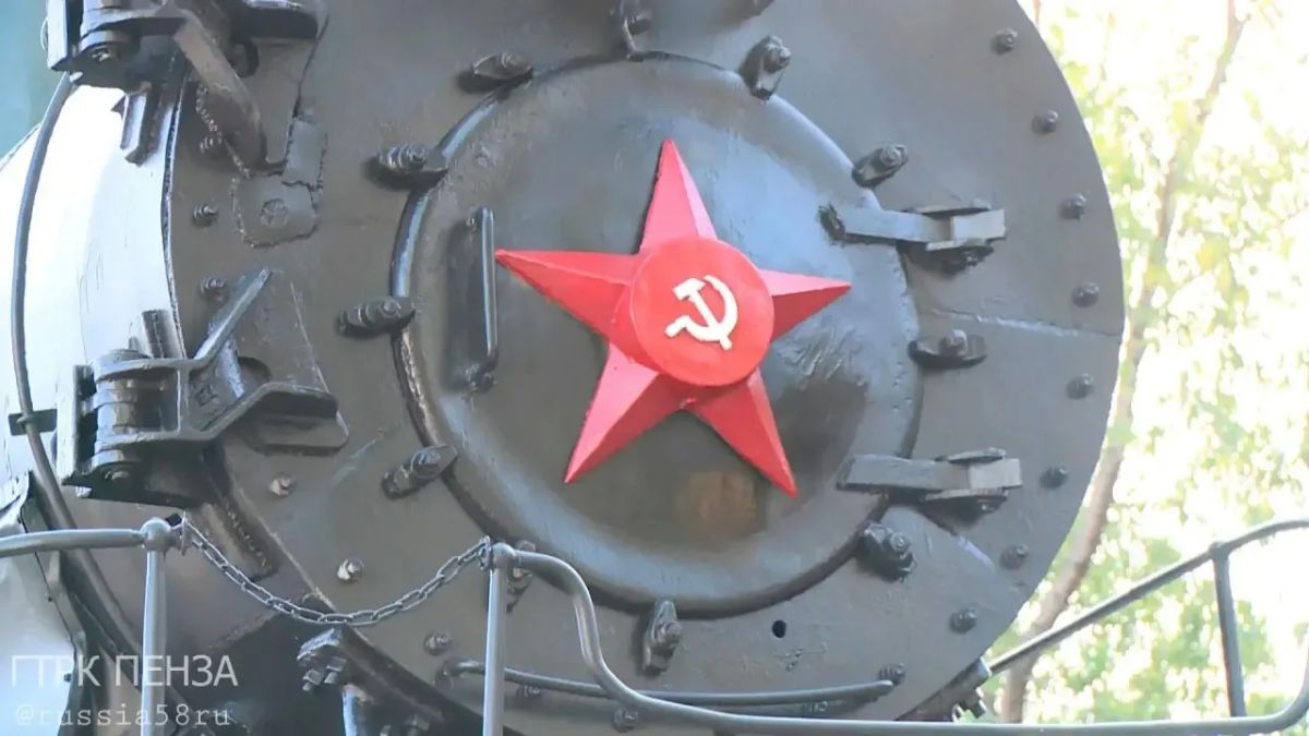 В Пензе завершили реставрацию легендарного паровозапамятника Су 21389 на улице Луначарского В Пензе завершили реставрацию легендарного паровозапамятника Су 21389 на улице Луначарского