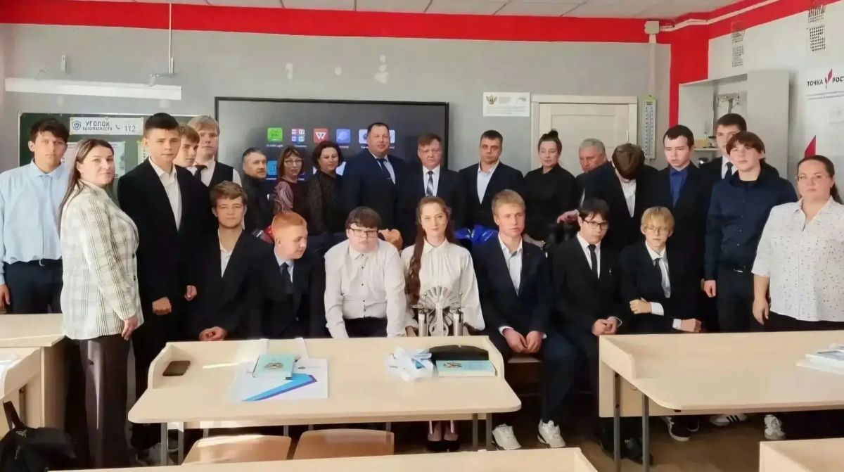 В средней школе №2 села Грабово им. Героя России С.В. Кустова состоялось торжественное открытие «Энергокружка» — федерального образовательного проекта компании «Россети» В средней школе №2 села Грабово им. Героя России С.В. Кустова состоялось торжественное открытие «Энергокружка» — федерального образовательного проекта компании «Россети»