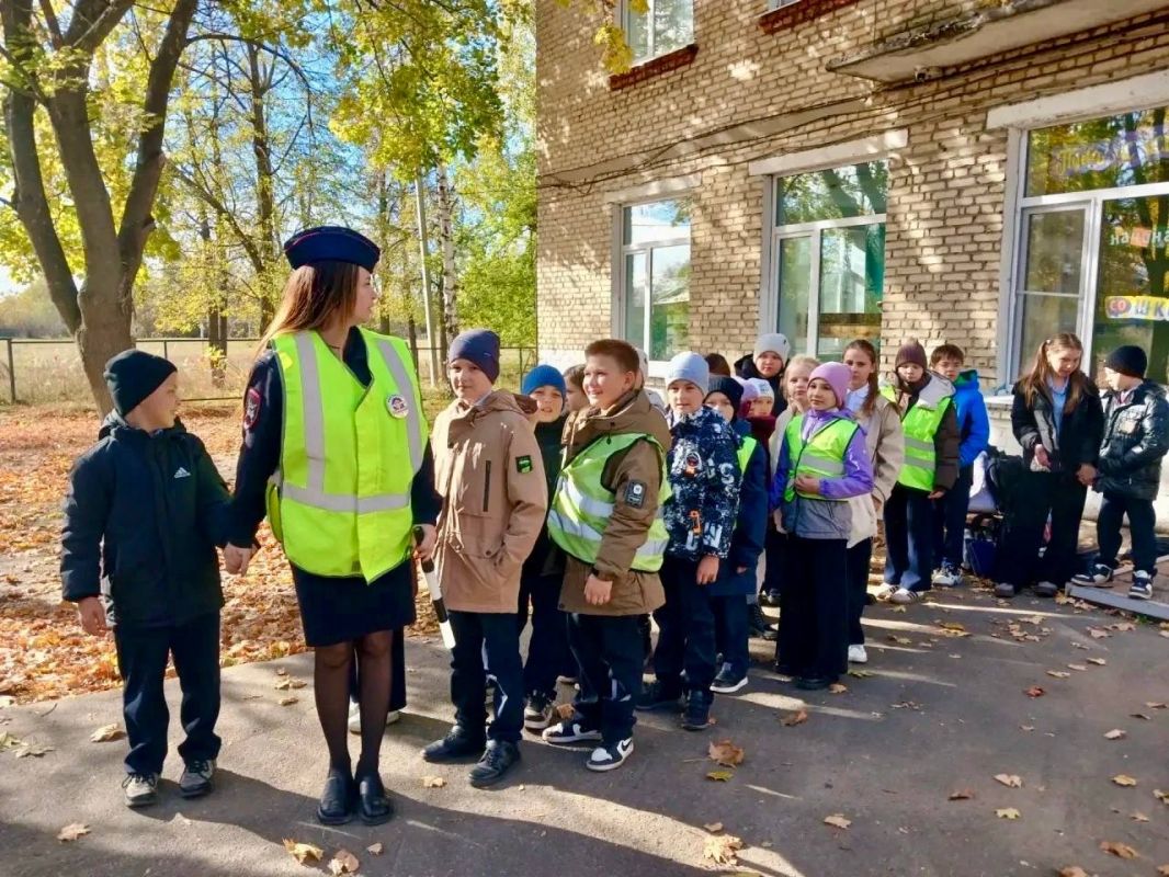 В Кузнецком районе сотрудники Госавтоинспекции провели для школьников пешеходную экскурсию В Кузнецком районе сотрудники Госавтоинспекции провели для школьников пешеходную экскурсию