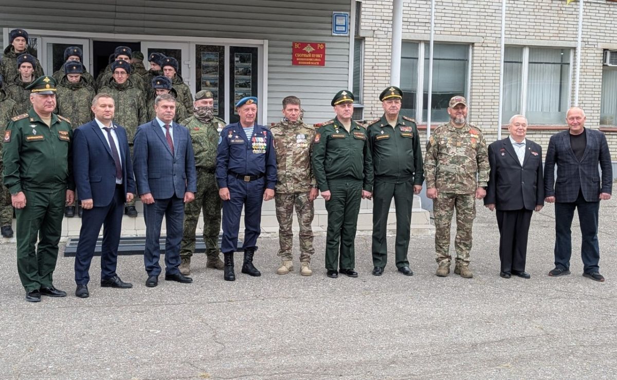 Павел Куликов напутствовал призывников перед отправкой в Вооруженные Силы России Павел Куликов напутствовал призывников перед отправкой в Вооруженные Силы России