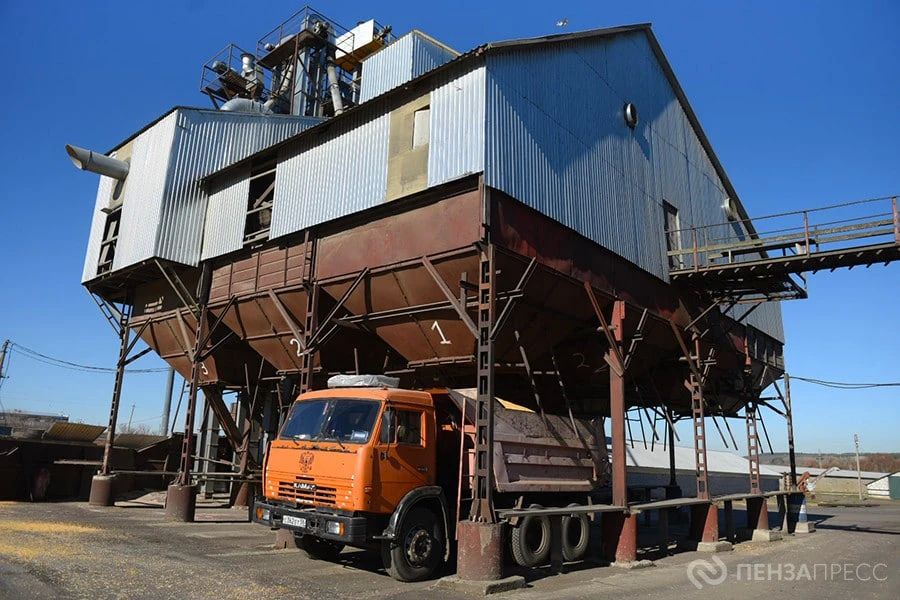 В среду, 21 октября, губернатор Олег Мельниченко посетил поля, зерновой ток и ферму аграрного предприятия в Пензенском районе В среду, 21 октября, губернатор Олег Мельниченко посетил поля, зерновой ток и ферму аграрного предприятия в Пензенском районе