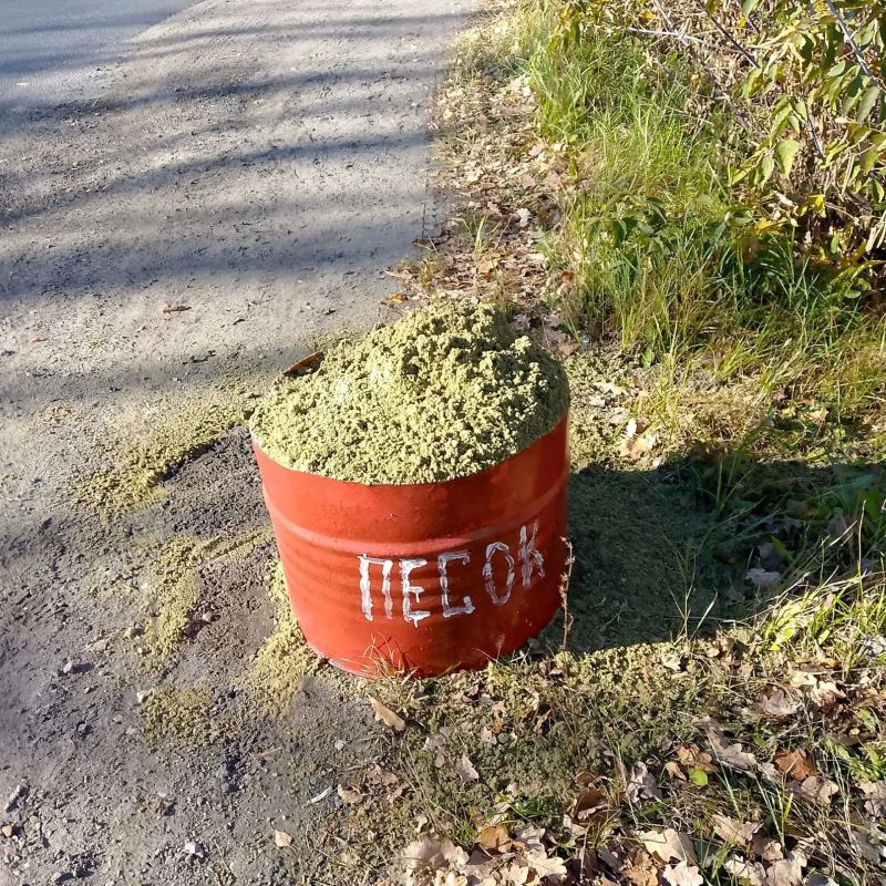 В рамках подготовки улично-дорожной сети к осенне-зимнему периоду специалистами выполнены работы по установке ёмкостей с песком В рамках подготовки улично-дорожной сети к осенне-зимнему периоду специалистами выполнены работы по установке ёмкостей с песком