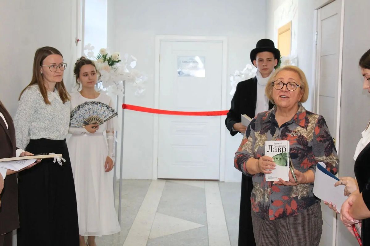 Современное, уютное и технологичное пространство обновленной библиотеки села Грабово распахнуло свои двери для учеников и педагогов Современное, уютное и технологичное пространство обновленной библиотеки села Грабово распахнуло свои двери для учеников и педагогов